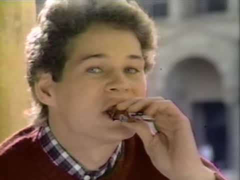 Смотреть «80's Ads Snickers Snack Bar 1 1984 remastered» на YouTube Смотреть «80's Ads Snickers Snack Bar 1 1984 remastered» на YouTube