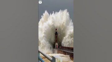 Sea Wave on Lighthouse! 😍