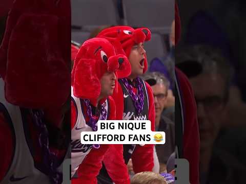 Nique Clifford fans dressed up as Clifford the Big Red Dog 😂