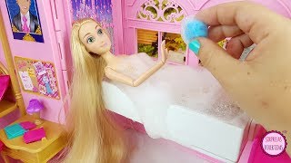 Cuidando de mis muñecas Rapunzel y Blancanieves por la mañana en la habitación de Princesas Barbie