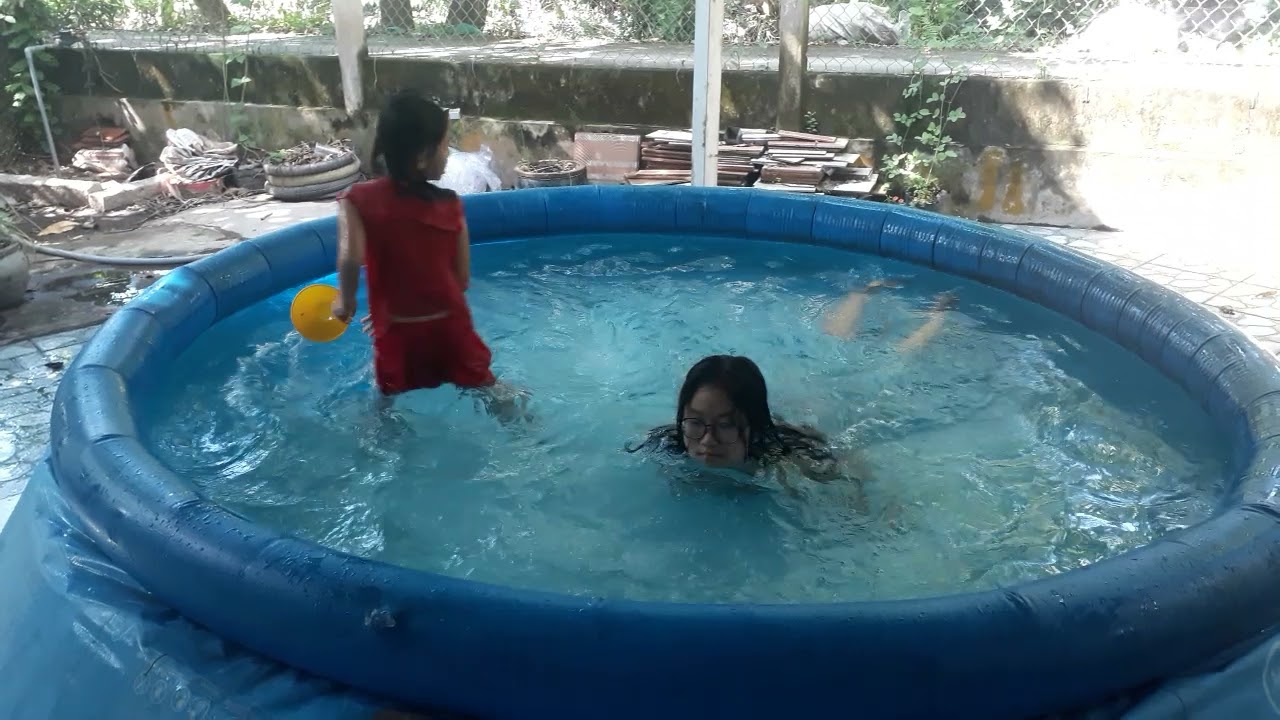 hai chị em tắm hồ bơi nhà ngoại - YouTube