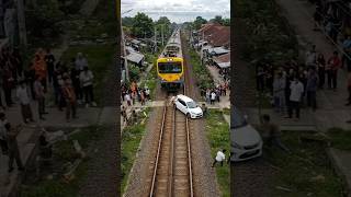 Download Lagu Simulasi Ai : Viral! Mobil Sedan Nyangkut di Rel, Tertabrak Kereta Api #shorts #short #shortvideo MP3
