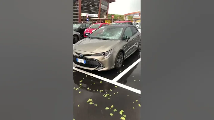 Hailstorm in Italy breaks car windows