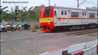 Kereta api ngebut di perlintasan kereta setia mekar indoporlen bekasi