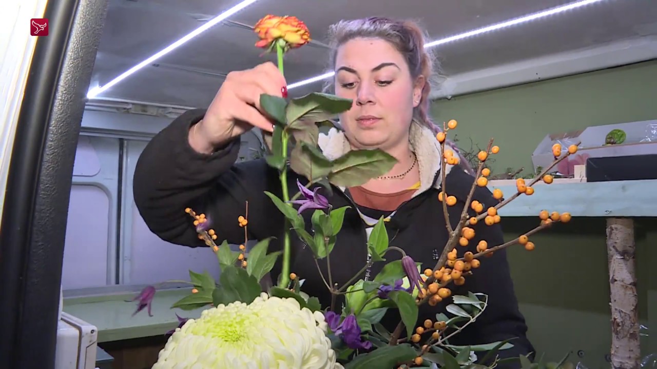 Sjah goedkoop Gelijk Bloemen verkopen vanuit een bus - YouTube