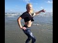 Lijepa i opasna: Valentina tuče, puca i zavodi trbušnim plesom (FOTO, VIDEO)