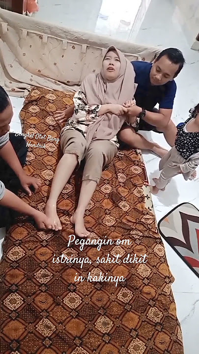 Engkel kakinya terkilir, pegangin dulu om istrinya, sakit dikit ini