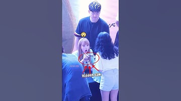 Lisa discovered that the fan-given wreath had a hidden camera attached!😱 #lisa #blink