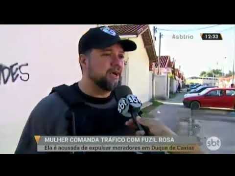 Líder do tráfico usa um fuzil rosa e expulsa moradores de condomínios na Baixada Fluminense