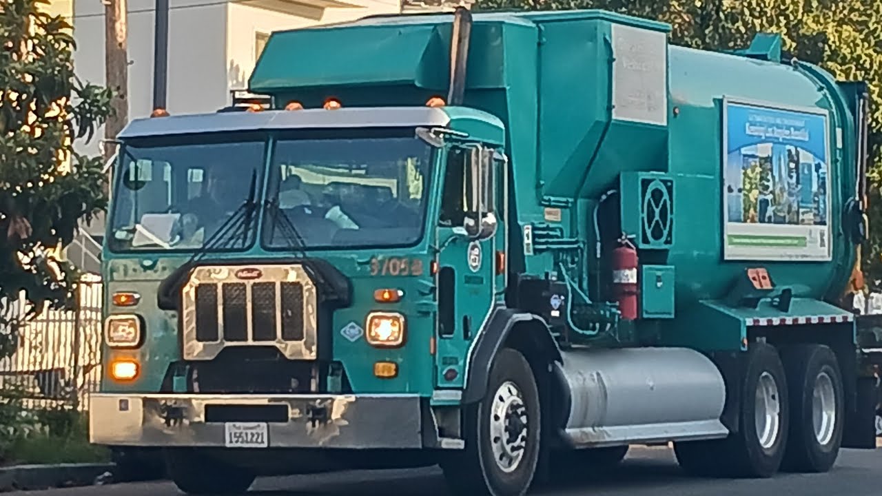 @lacitysan Peterbilt Amrep Elliptical ASL CNG - 37058 on a two-day late ...