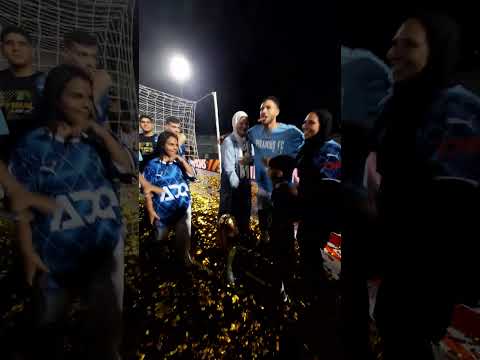 رمضان صبحى يحتفل بالسيجار مع زوجته وإبنه