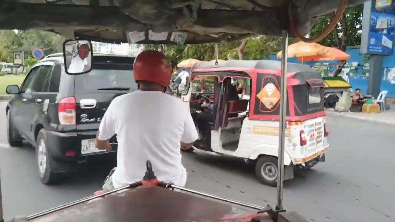 Пытаюсь понять, по каким правилам ездят кхмеры. Пномпень, Камбоджа