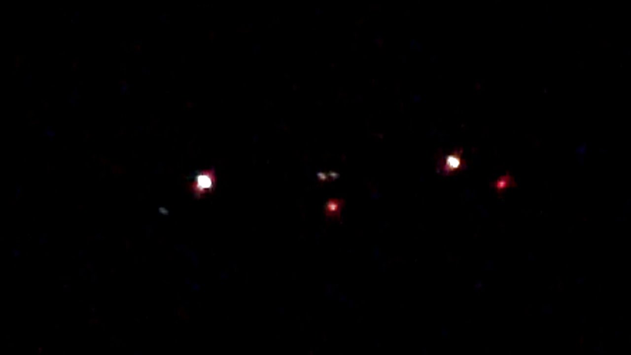 Una espectacular escuadra simétrica de OVNIS flota sobre Texas