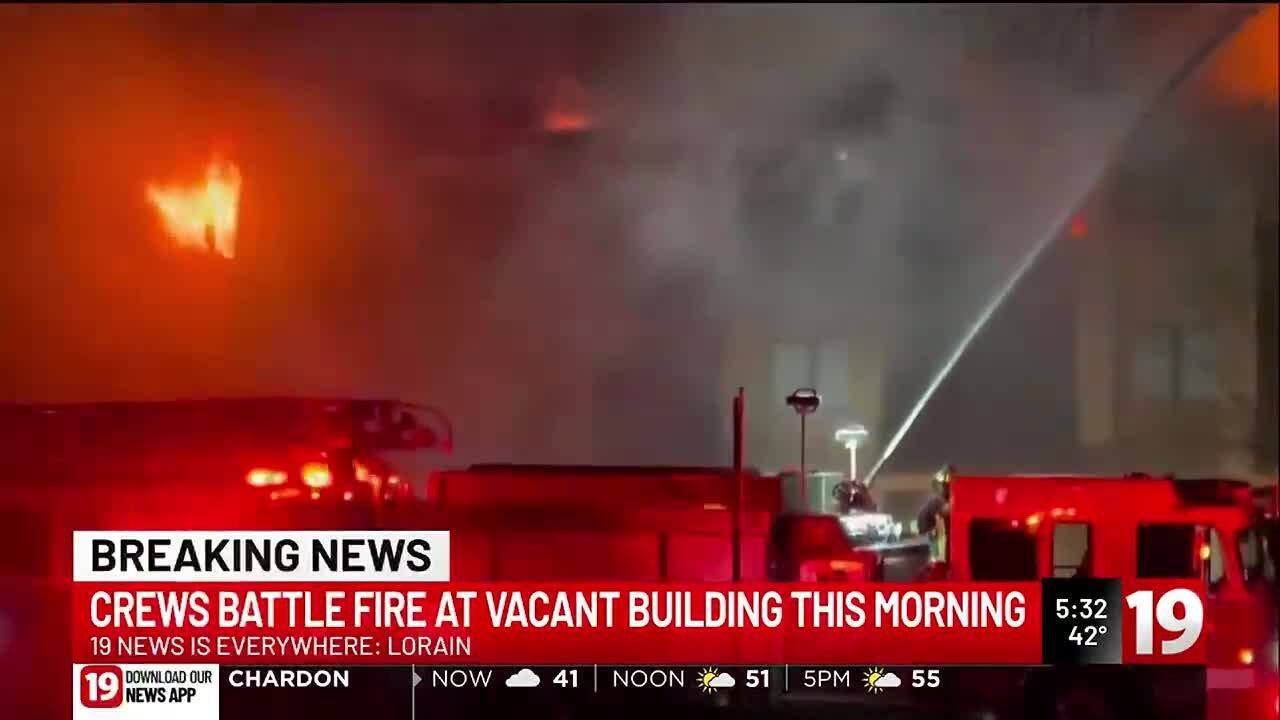 Firefighters battle vacant building fire in Lorain - YouTube