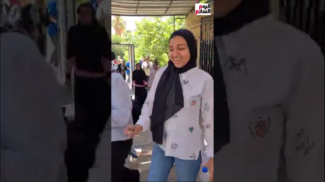 صورة فيديو : بتيشرت الأهلي والزمالك الطلبة يحتفلون بمرور مادة اللغة العربية