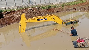 Proses evakuasi excavator yg tenggelam di situ ciburuy