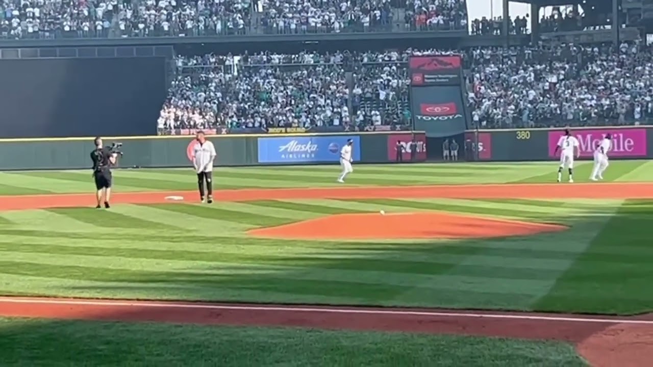 Watch Felix Hernandez's 6-year-old son throw a blazing first pitch - The  Washington Post