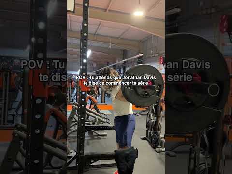 Les gens qui écoutent Korn à la salle.