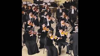 A resounding gong transports us to a realm high up in the heavens,