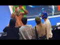 Integrantes de BTS en la Arena México conviviendo con Místico en función de lucha libre