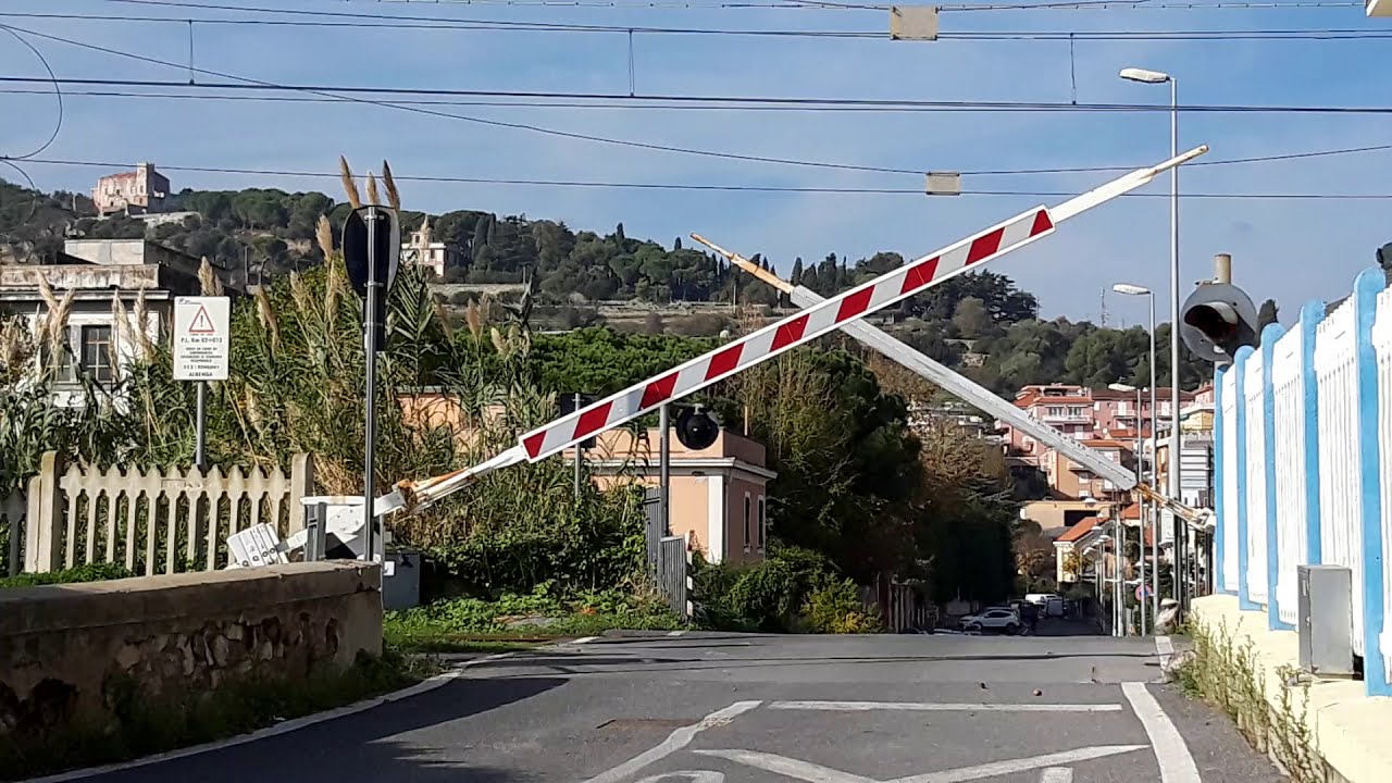Passaggio a livello Albenga (I)//Railroad crossing//Bahnübergang