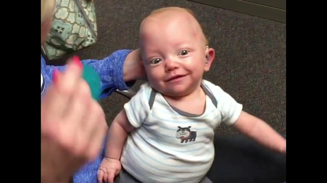 Удивление этого малыша, когда он услышит это впервые, тронет вас l Вдохновение l VIX