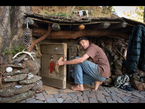 Vidéo: Une Petite Cabane Noire Seule Dans Les Forêts Des Andes