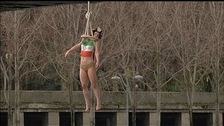 Toute l'actualité sur http://www.bfmtv.com/ Les Femen ont voulu dénoncer le tapis déroulé pour le président iranien lors de sa visite officielle en France. Le mouvement féministe a donc organisé à Par