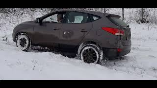 Hyundai ix 35, покоряет  маленькую но коварную зимнию горку. Тест полного привода.