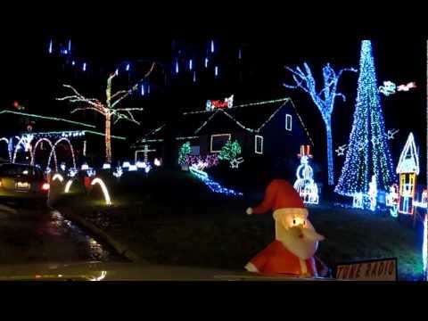 Synchronized Christmas lights on Paris Avenue in Godfrey, IL - Dec 20, 2011