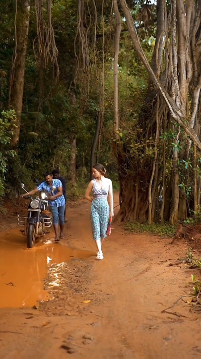 PRIA INI RELA JALAN KAKI DI COMBERAN KARNA KEHEBATAN WANITA INI #shorts #feedshorts