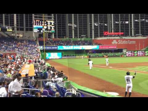 【MIA】イチロー選手 ネクストに登場で歓声 (マーリンズ・パーク)