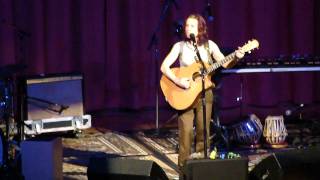 Ani DiFranco - The Atom (live in Grass Valley)