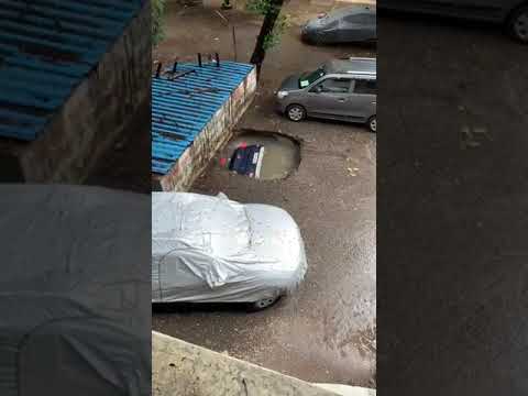 Car falls into sinkhole and disappears in Mumbai India. Dangerous