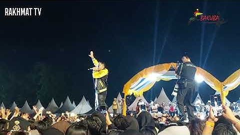 Tampil dipanggung yang sama bersama Judika