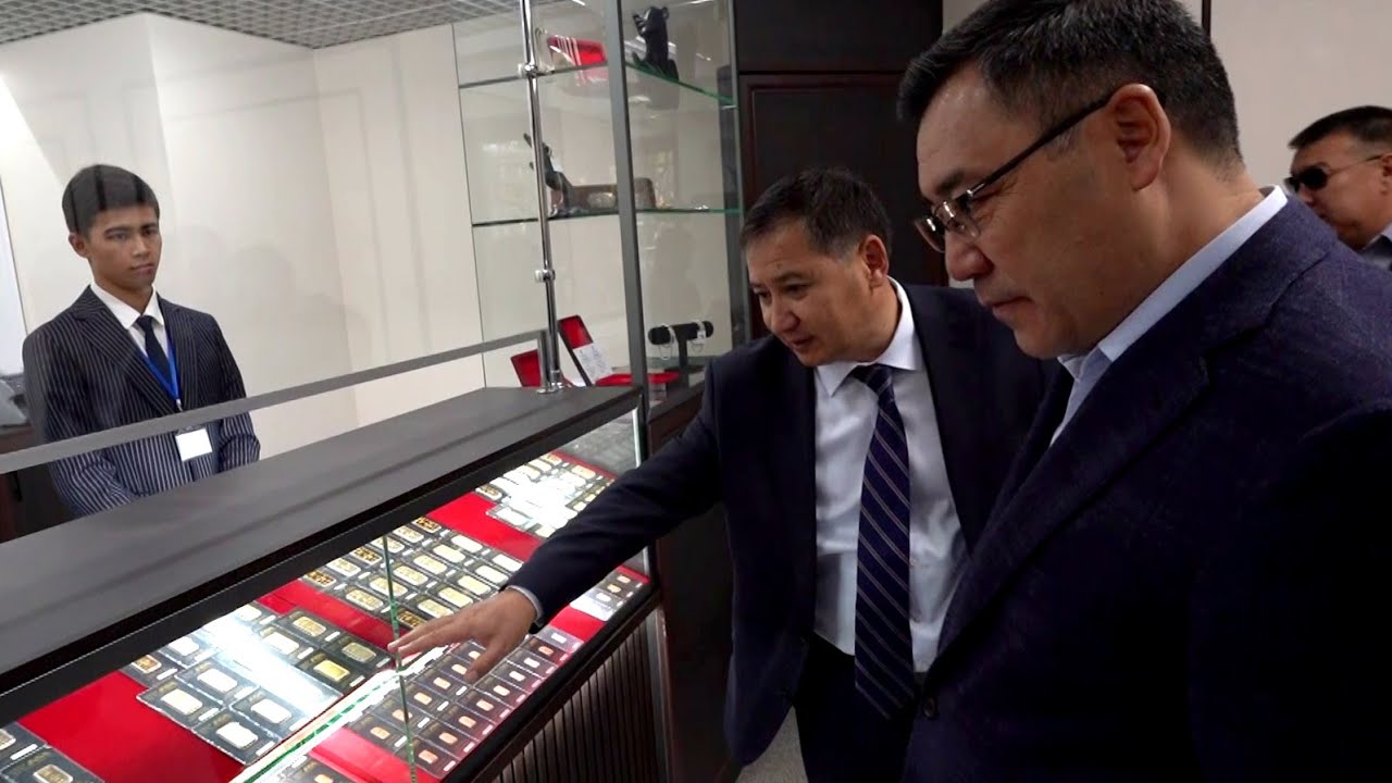 Садыр Жапаров посетил магазин золотых слитков в Бишкеке