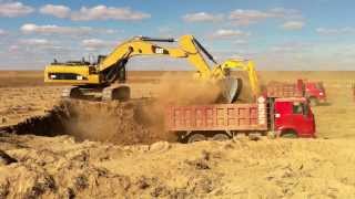 Cat336 vs Komatsu PC300 ( замес c 30 секунды))