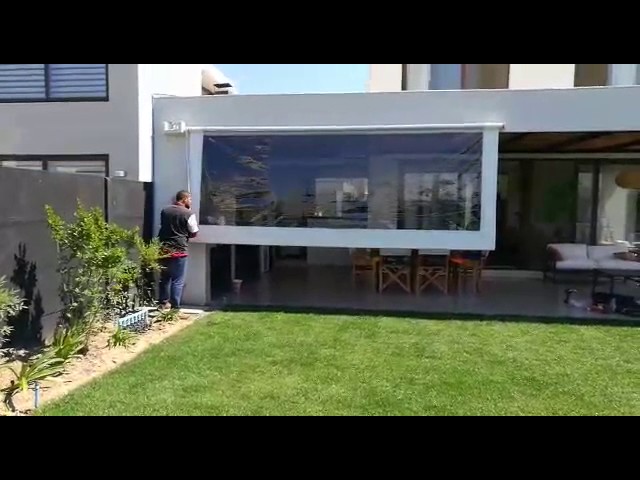 Instalación de un cerramiento de PVC flexible para la terraza de un bar -  Tendals Egara · Toldos en Terrassa, profesionales con 25 años de experiencia