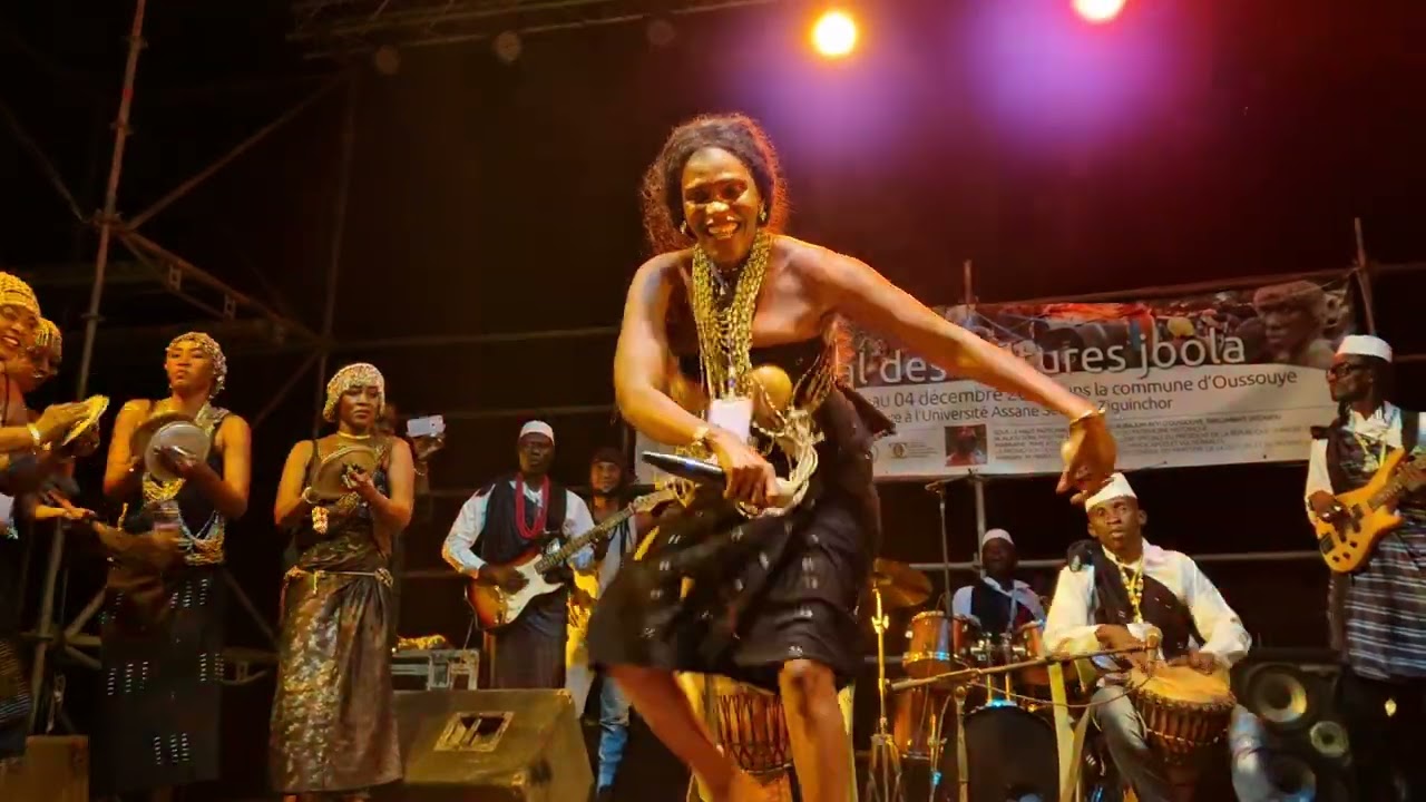 Lorchestre Anaafa Amang Etame au festival des cultures joola doussouye