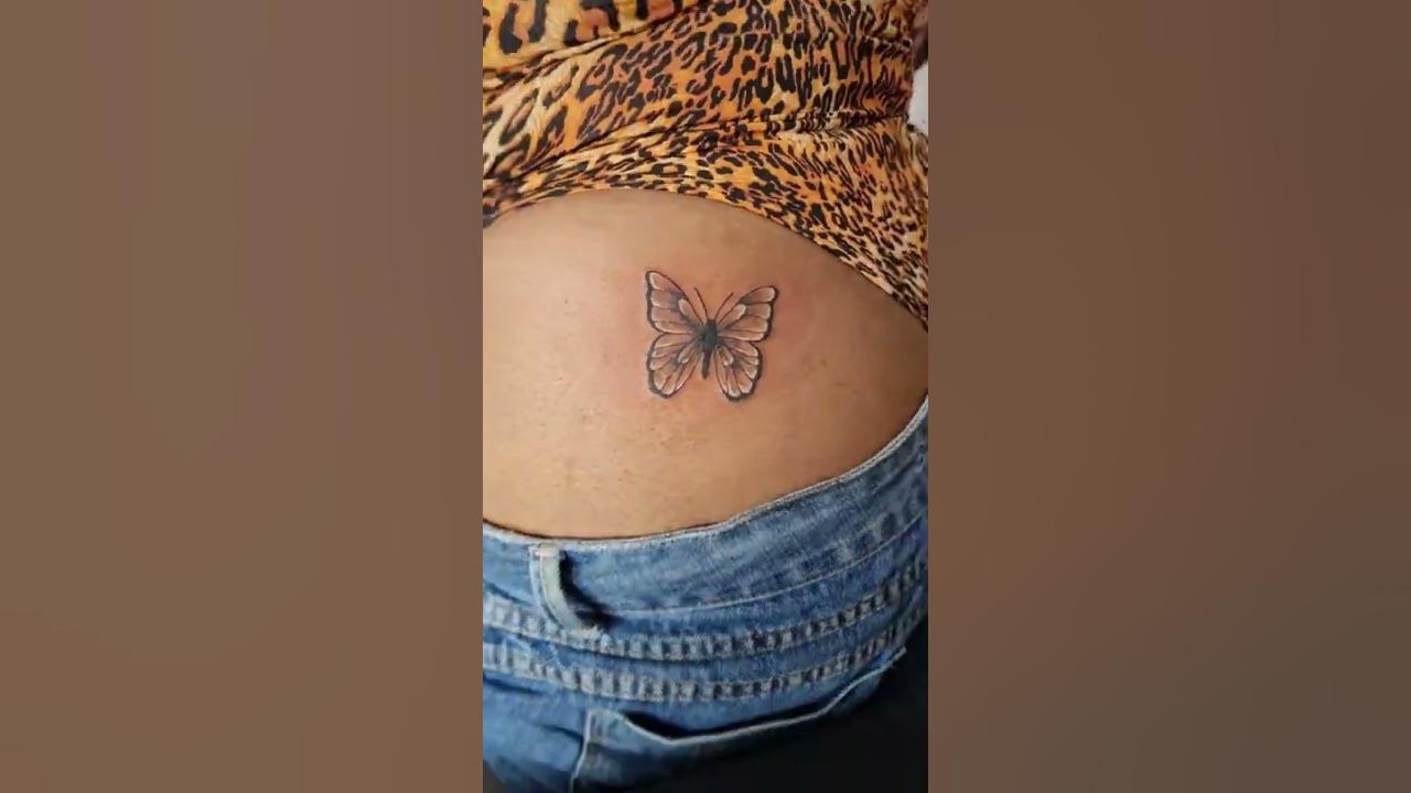 TATUAGEM FEMININA NA MÃO BORBOLETAS E FLORZINHAS - NOEL FILHO TATTOO 