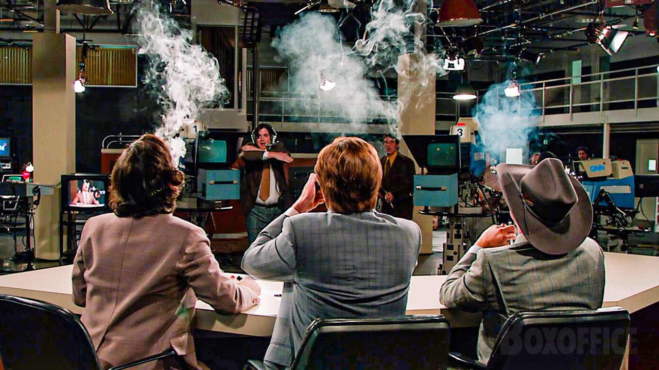 Âncora de programa de notícias fuma crack ao vivo na TV | Tudo Por um Furo | Clipe