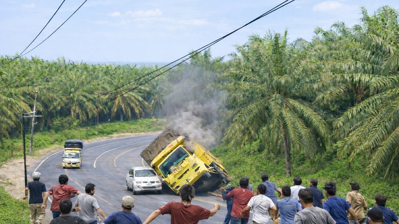 Truck Muatan Penuh Meluncur dari Tanjakan, Warga Panik Berhamburan #viral #video #truck 