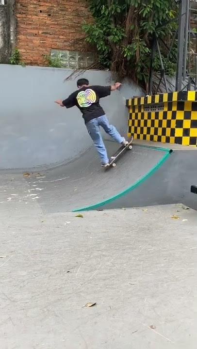 Santai bermain skateboard Dulu guys