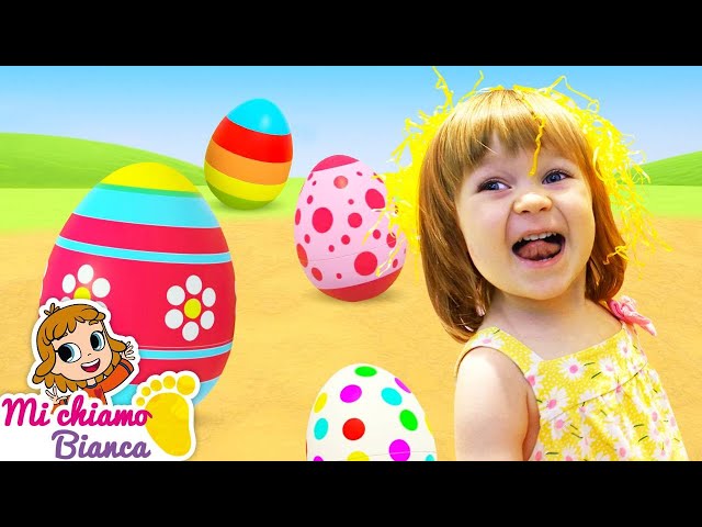 Uovo giocattolo per la bambina Bianca. Caccia alle uova per i bambini  piccoli. Giochi con la sabbia 