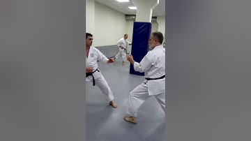 Interception initiative   hand actions during a tempo attack. Shotokan karatedo Kumite lessons.