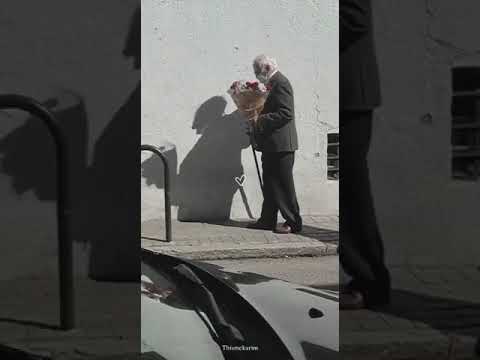 حامل ب ايدى ورده اهات وذكريااات