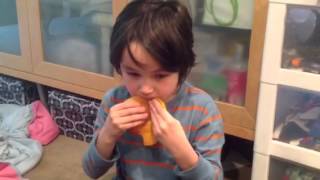 Kyle Makes Mohawk With Mango マンゴでモヒカン