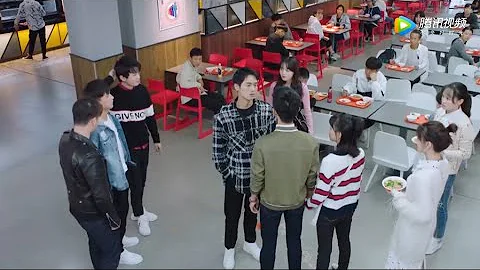 心機女故意絆倒女主，還囂張的要打女主，學霸男友霸氣出擊，太給力了 💖 中國電視劇 - 天天要聞
