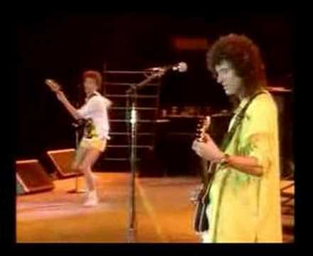 John Deacon, le bassiste de Queen, qui tourne sur ...