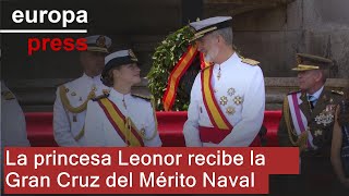 La princesa Leonor recibe de manos de su padre en Marín la Gran Cruz del Mérito Naval